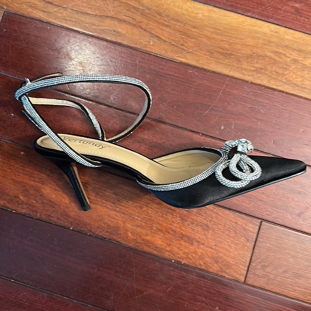 EUC Vertundy evening 3” heels with silver straps & bows Size 42 (10)